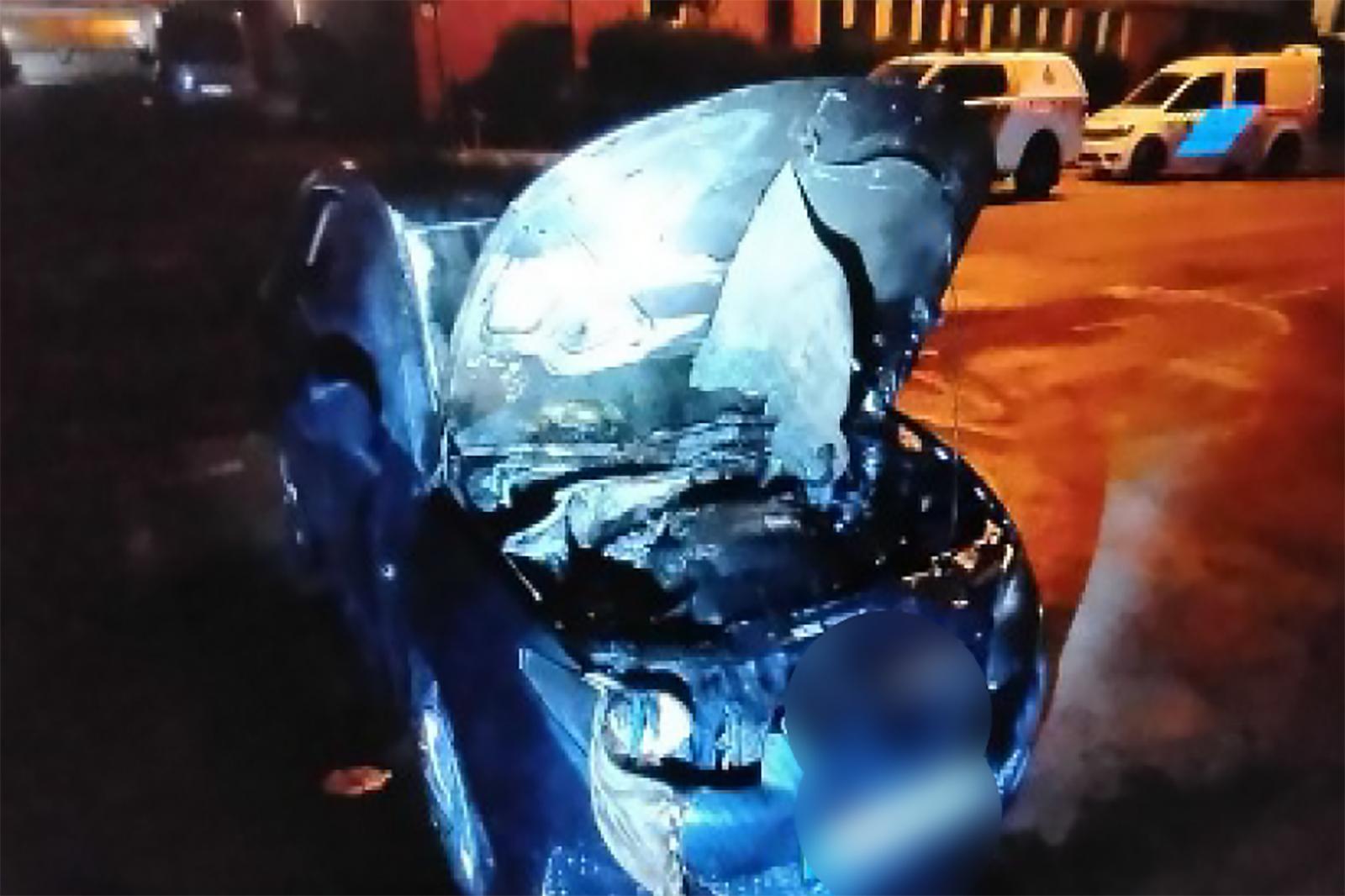 Egy férfi jó ötletnek látta felgyújtani egy rendőr autóját a Gödöllői Rendőrkapitányság előtt