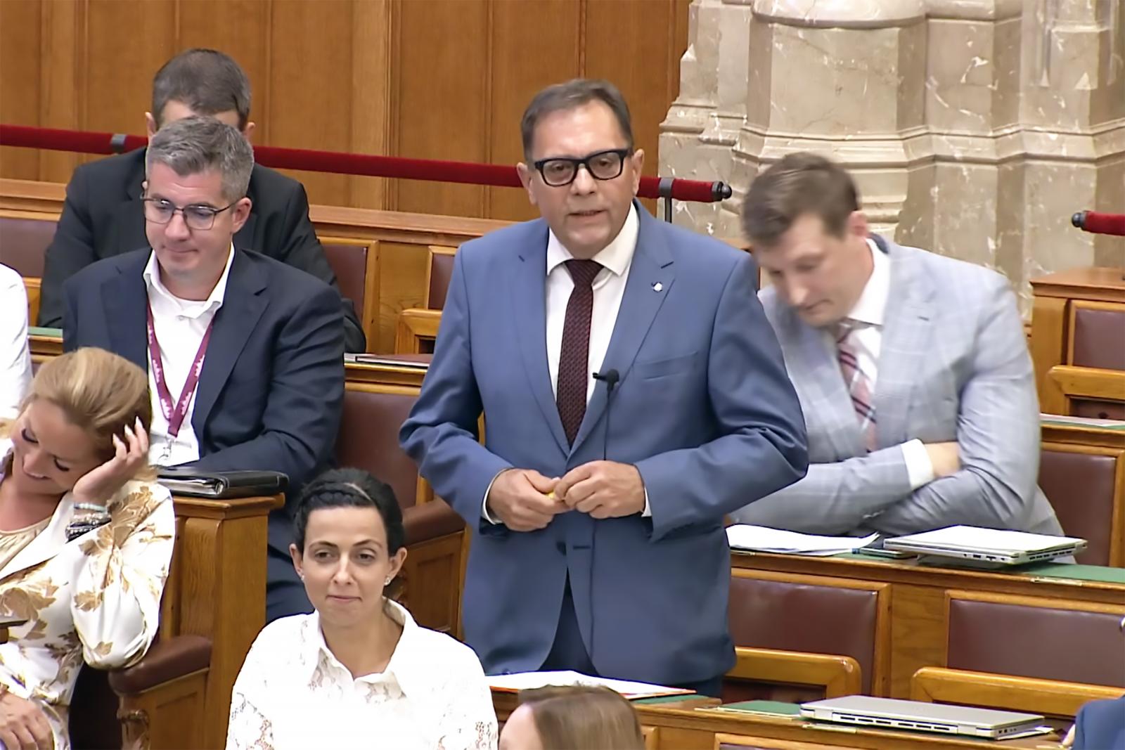 Pócs János szemüvegbe beépített kamerával jelent meg a Parlamentben
