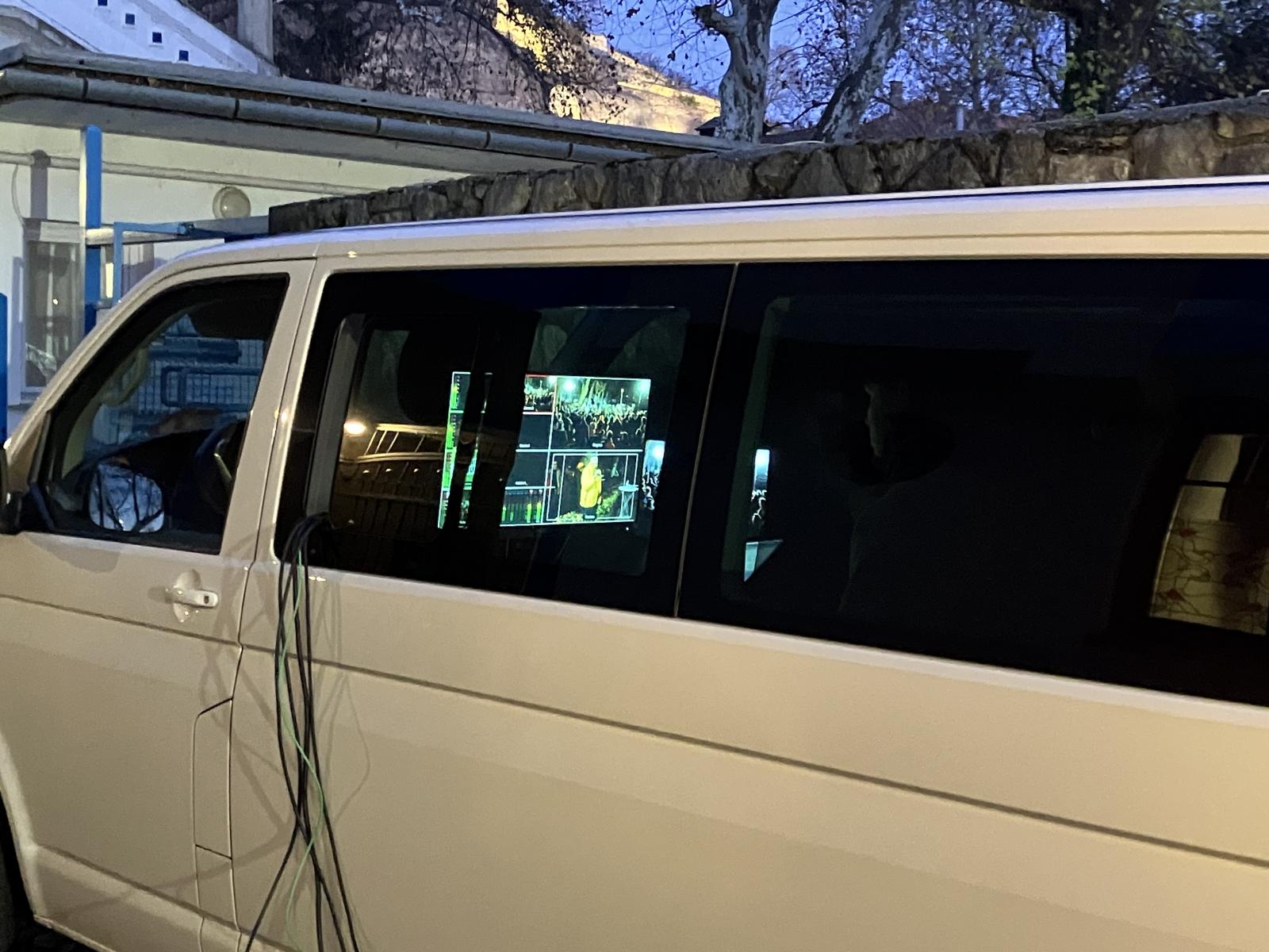 A közvetítőkocsinak berendezett Volkswagen Caravelle típusú kisbusz a 2025. november 19-ei Lázárinfón, Esztergomban