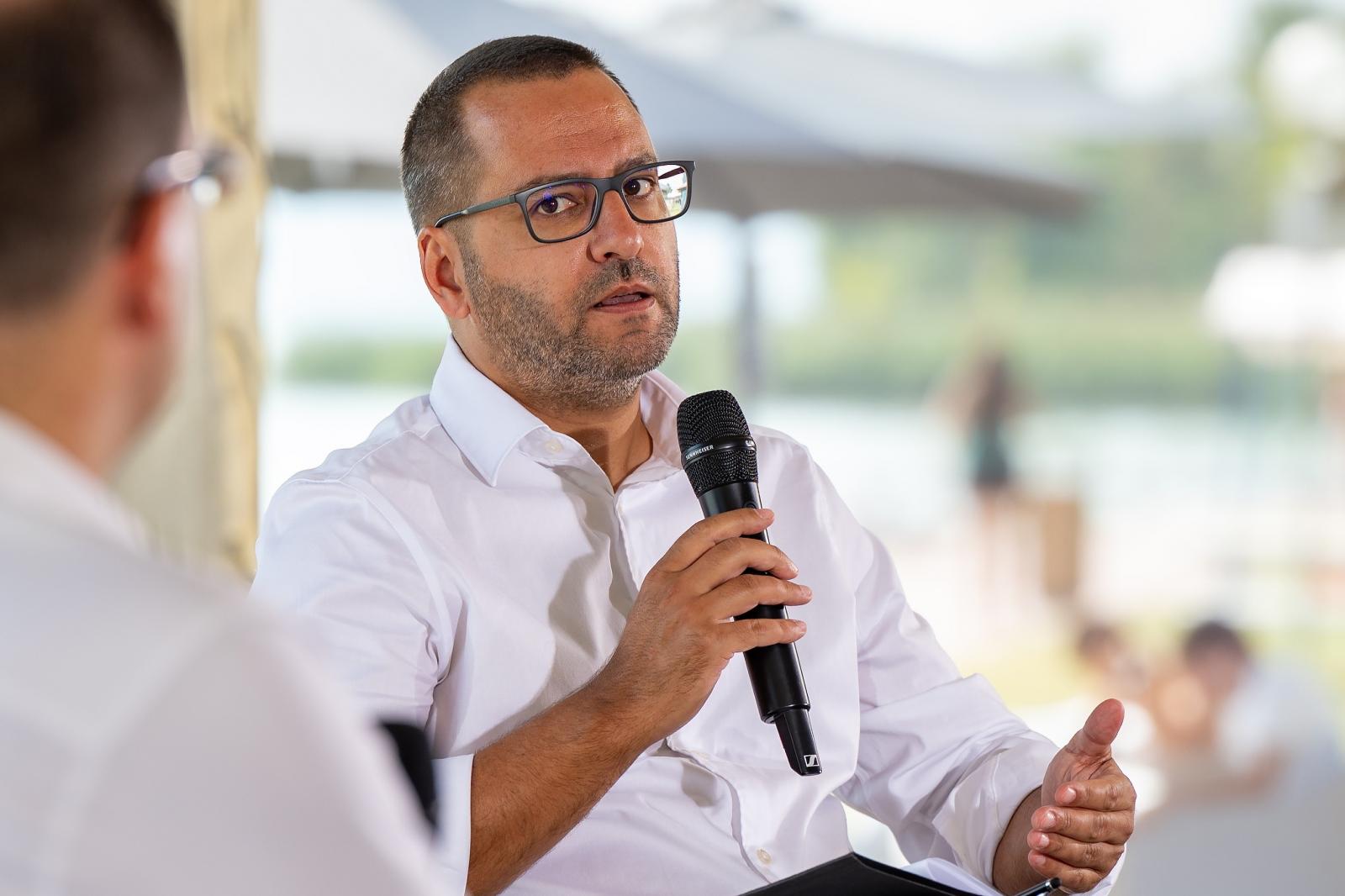 Lánczi Tamás teljesen kiborult, amiért kérdésekkel provokálta egy újságíró