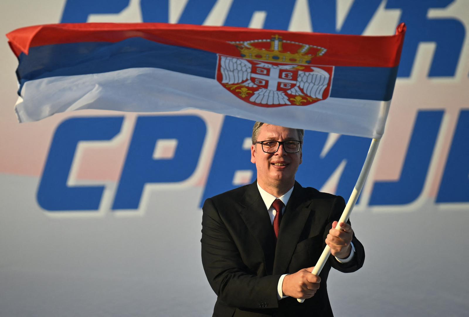 Saját kocsijával kampányol Aleksandar Vučić, pedig elvileg nincs is neki