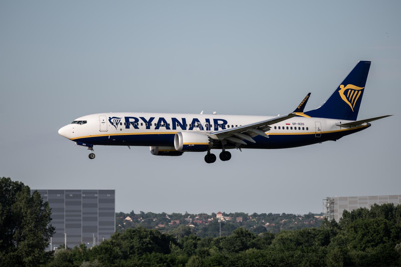Puszta kézzel küzdött egy utas életéért egy magyar orvos a Ryanair gépén, a légitársaság szerint minden járaton van defibrillátor