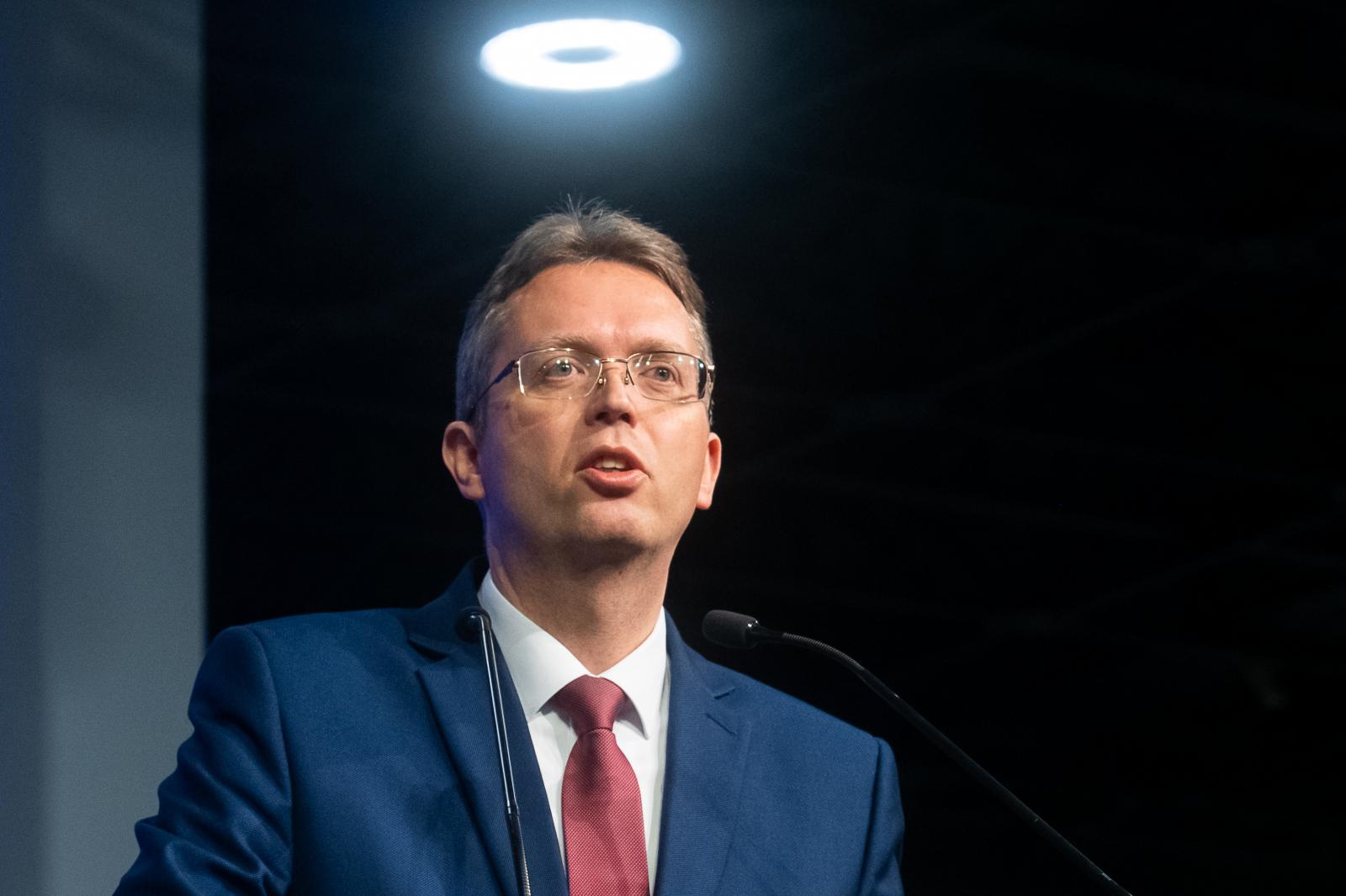 Hankó Balázs azt állítja, „gyerekeknek szóló pedofil színházi előadástól” tagadta meg a támogatást, kár, hogy díjnyertes darab volt a gyermekbántalmazásról