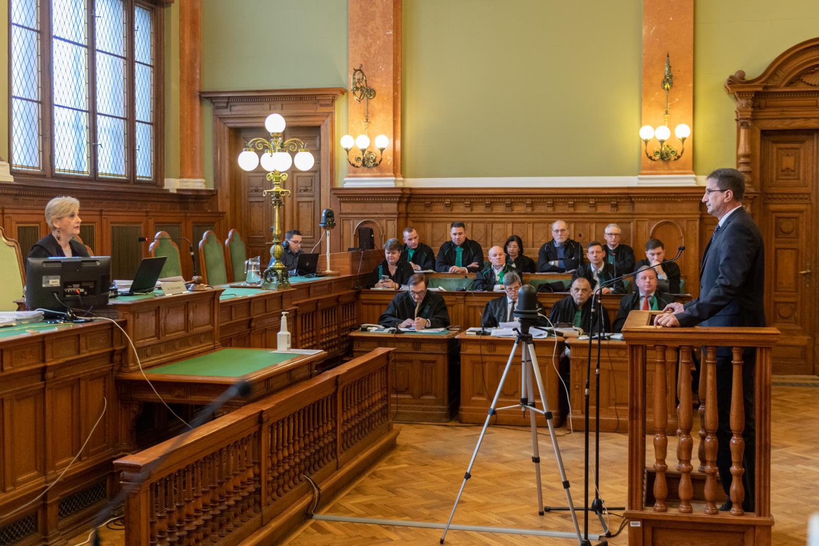 A bíróságok függetlensége alapvető követelmény. A bíró nem a kormányt, az ellenzéket vagy a közvéleményt szolgálja, egyetlen kötelessége van: a jog alkalmazása