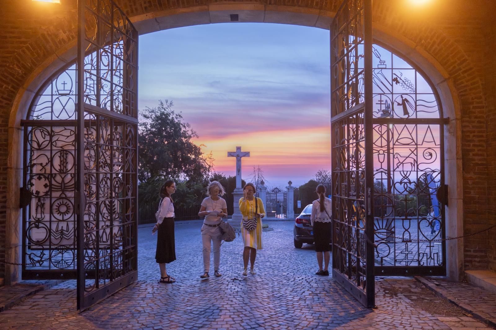Várszegi Asztrik nyugalmazott főapát, Seres Gerda és Mácsai Pál a 2024-es fesztiválon
