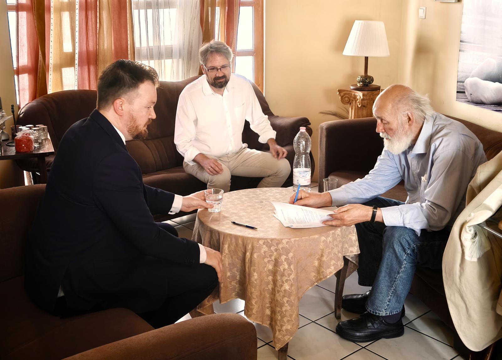 Szabó Bence személyesen vitte el adományát Iványi Gábornak