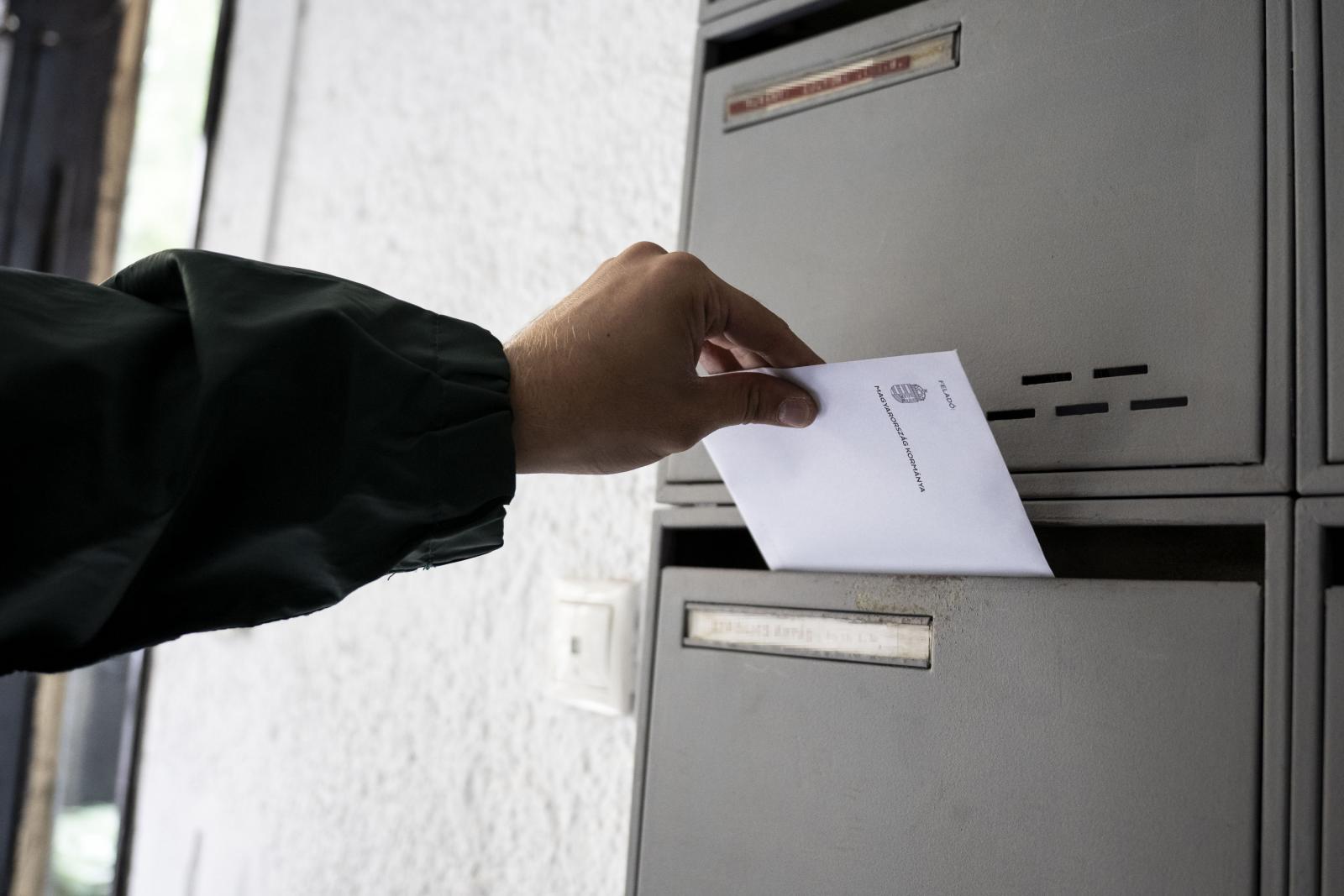 K-Monitor: Nyomoz a rendőrség a nem létező Tisza-adóról szóló fideszes nemzeti konzultáció miatt