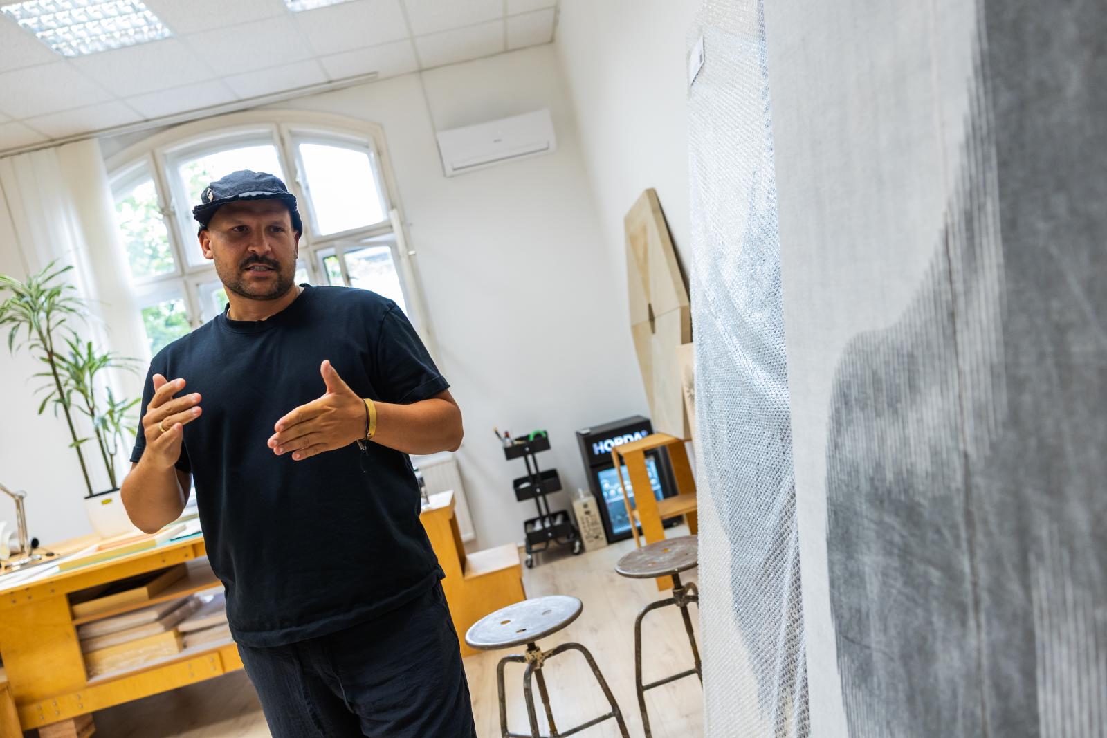 Hangsávok a lenvásznon – Elektronikus zenei aláfestés inspirálja Dukai István alkotásait