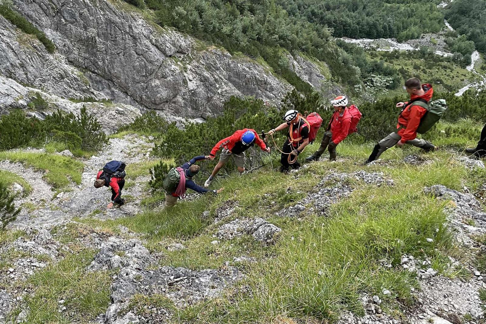 Rövidnadrágban és pólóban találtak rá egy 18 éves magyar fiúra az osztrák hegyimentők