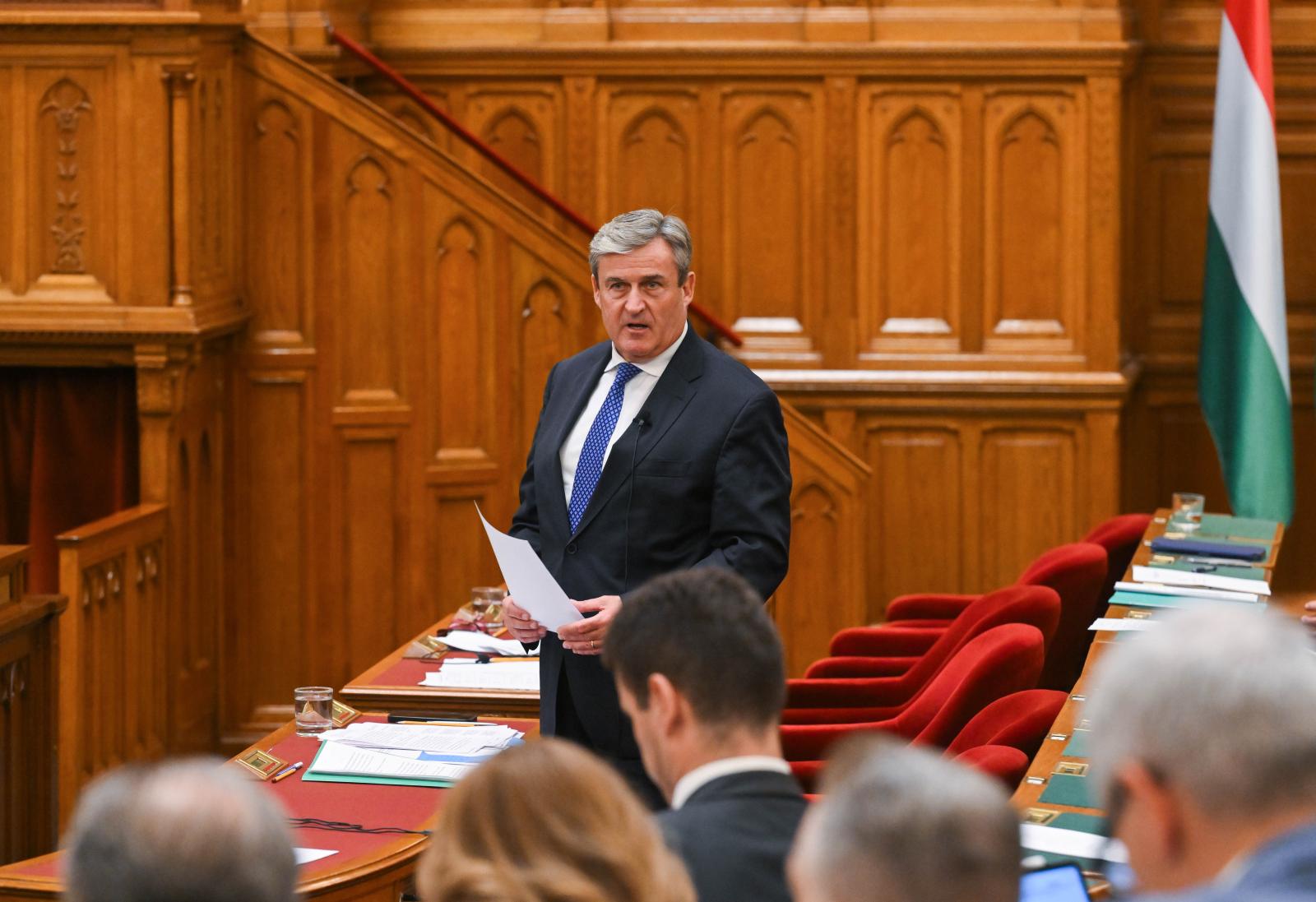Kapitány István leváltotta a Magyar Posta vezetőjét