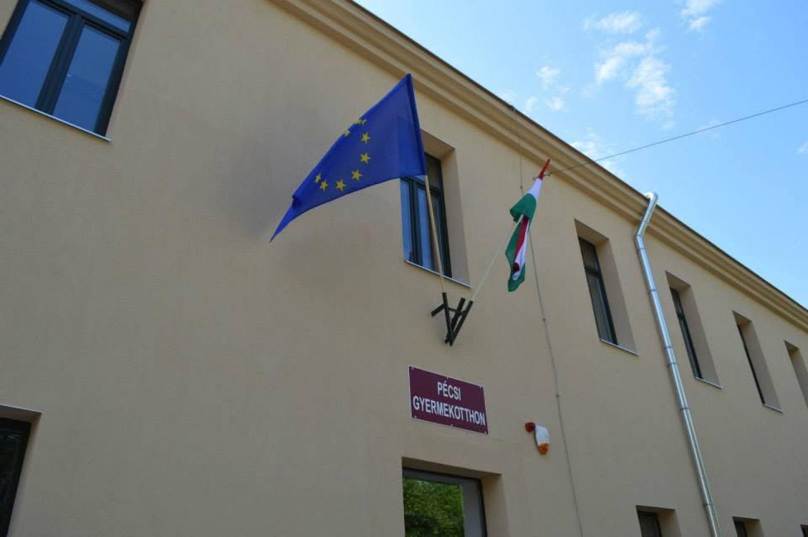 Lezuhant egy 14 éves lány a pécsi gyermekotthon tetejéről