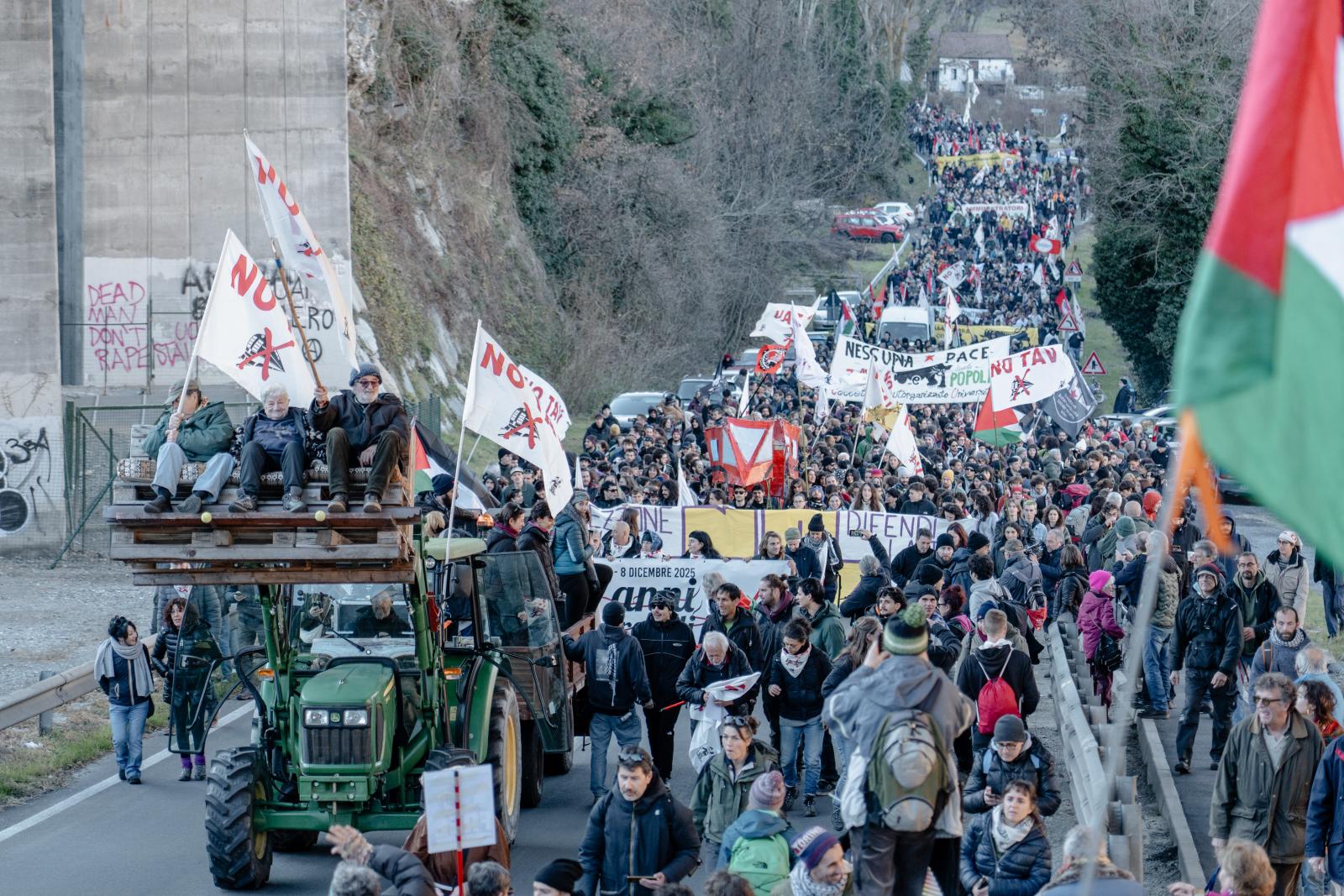 Molotov-koktélokkal, kövekkel, rakétákkal tiltakozott több száz olasz egy gyorsvasút-beruházás ellen, hatvan rendőr megsérült