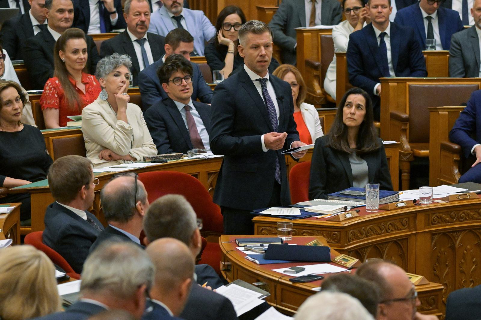 Magyar Péter a szakorvosi vizsgatételeket tette le Takács Péter asztalára