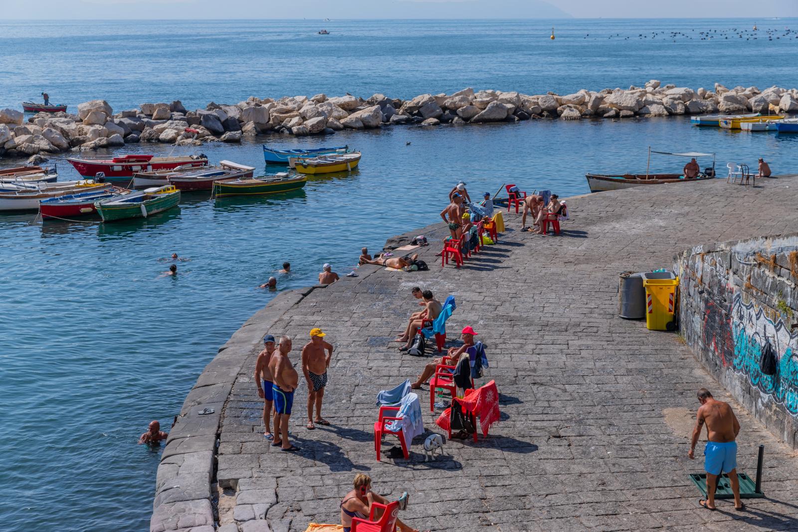 Hajnali strandrazzián szűrték ki a helyfoglalókat Nápolyban