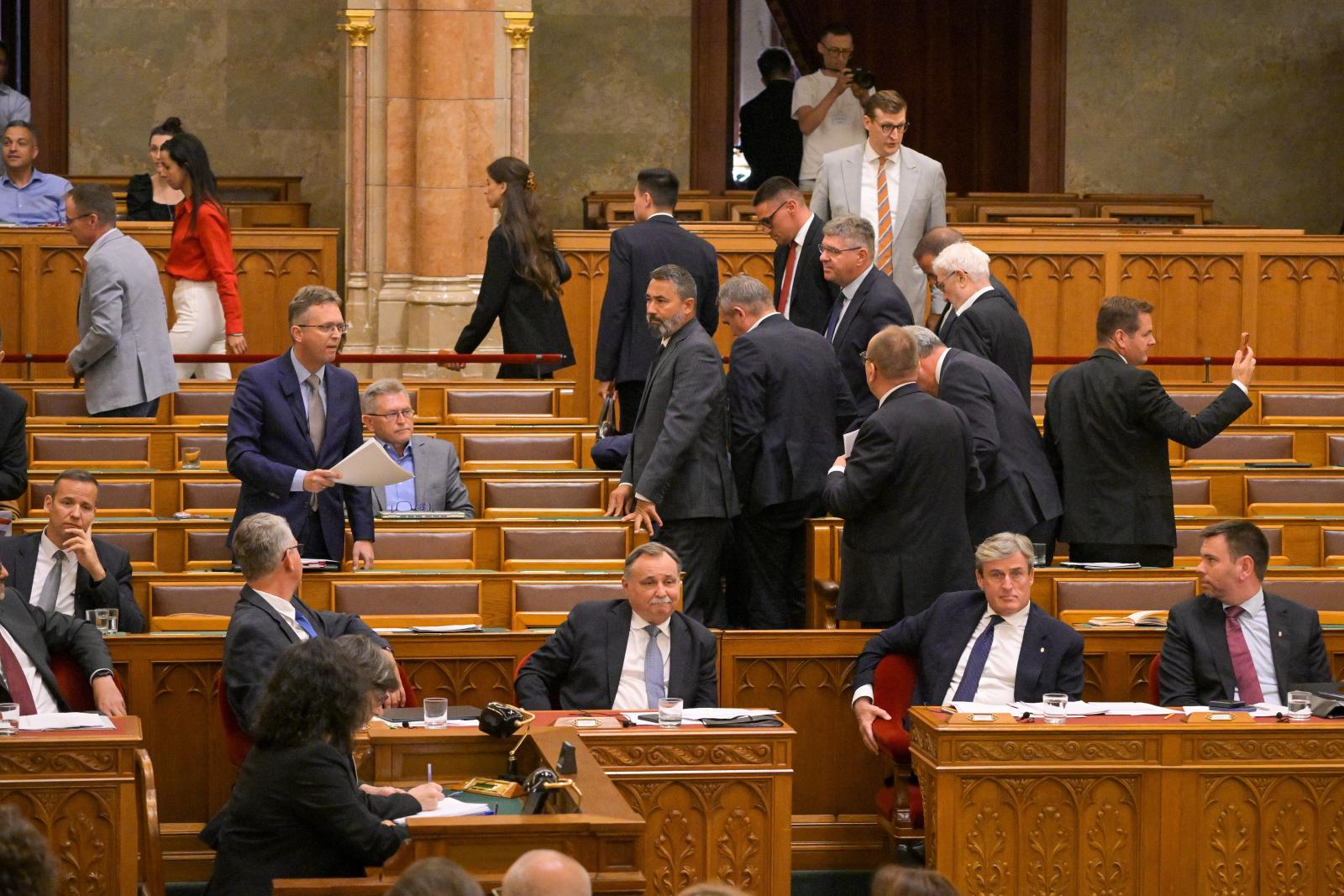 Lejárt lemez a kivonulás, a Fidesz csak keresgéli a helyét ellenzékben