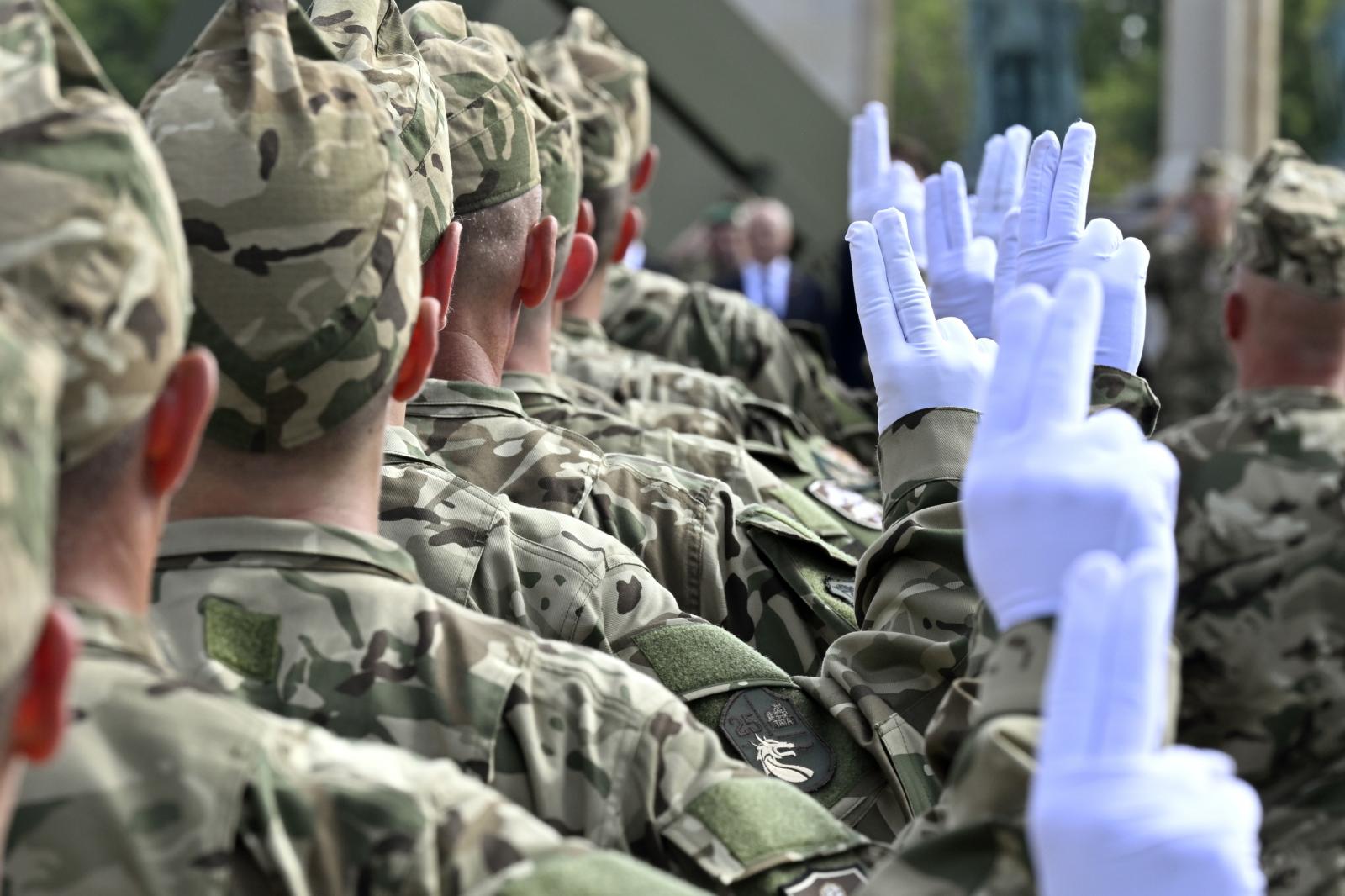 Szerda éjfélig még reisztrálhatnak a méltatlanul eltávolított katonák a Magyar Honvédségbe való visszatérésre