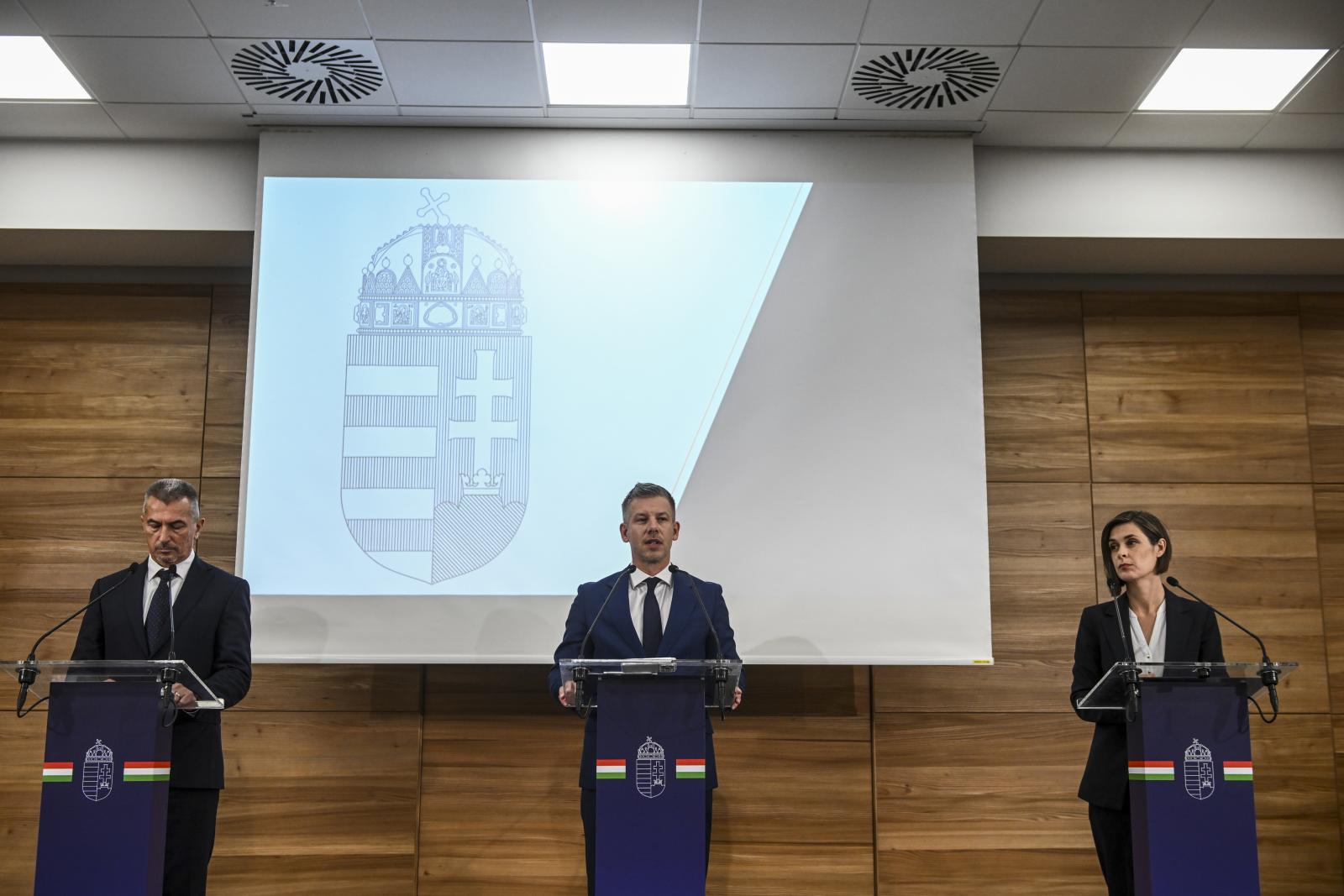 Magyar Péter bejelentette, hogy azonnal elkezdenek fenékküszöböt építeni a Dunában, két 80 méteres bárka elsüllyesztéséről is szó van