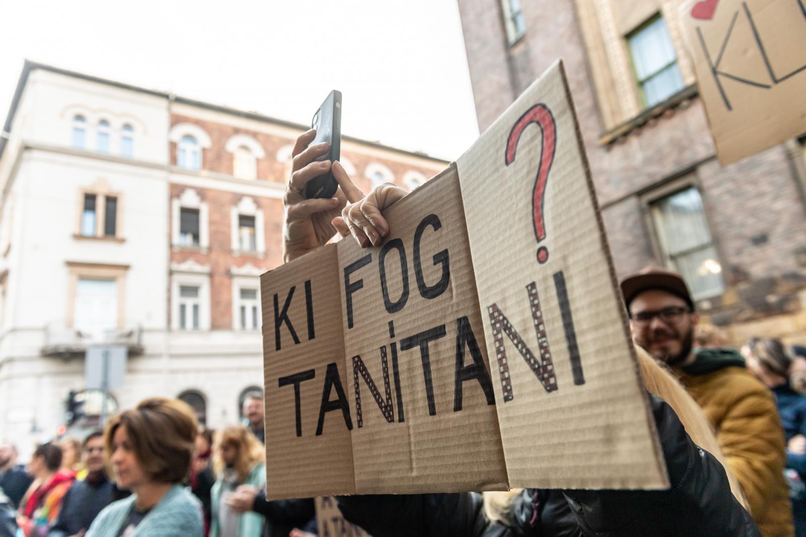 Kell a tanár, már több mint 2200 pedagógusi álláshirdetést tettek közzé a tankerületi központok