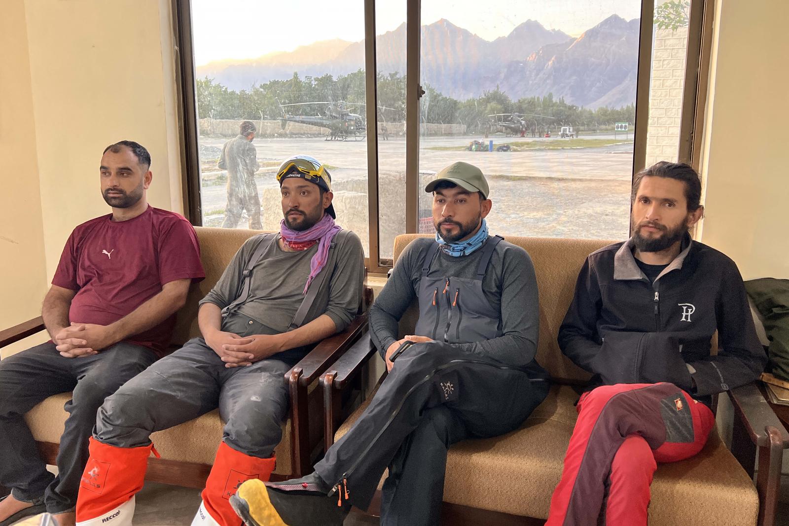 A mentésben részt vevő hegymászók, mielőtt elindulnának a pakisztáni Gilgit-Baltisztánban található Skardu légitámaszpontról, hogy felkutassák az eltűnt nepáli hegymászót.