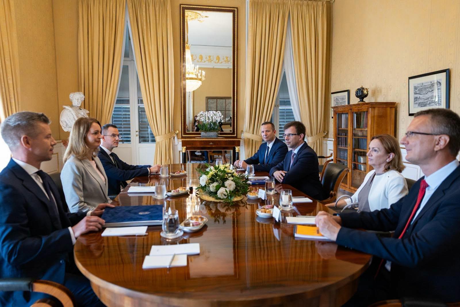 Minden eddiginél nagyobb a pánik a Fideszben, Orbán Viktor pártja csak kritizálni tud, együttműködni nem