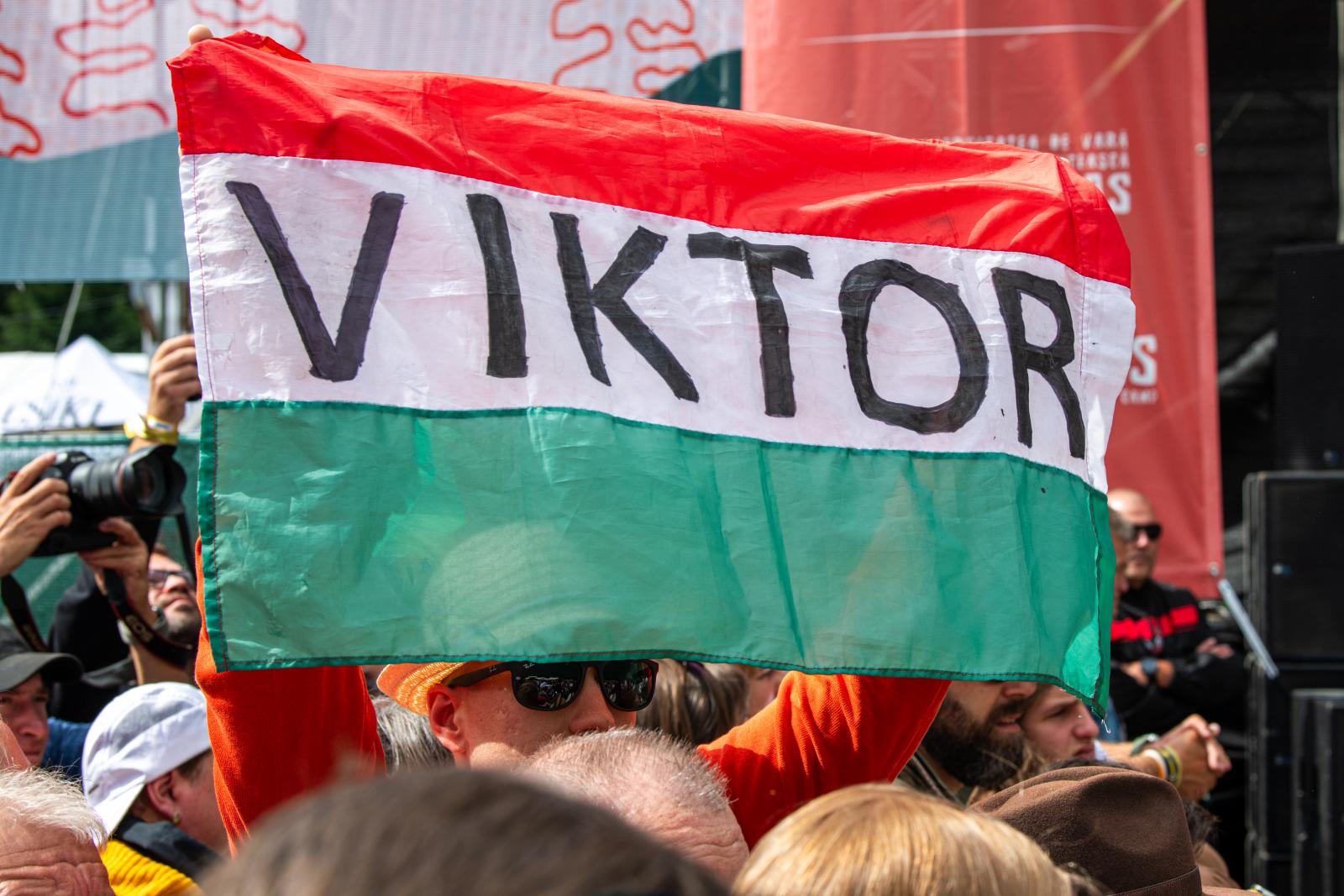 „Orbánnál sosem volt áramszünet, arról is Magyar tehet, hogy nincs víz a Dunában” – Fidesz-hívőket kérdeztünk, mit gondolnak a politikáról