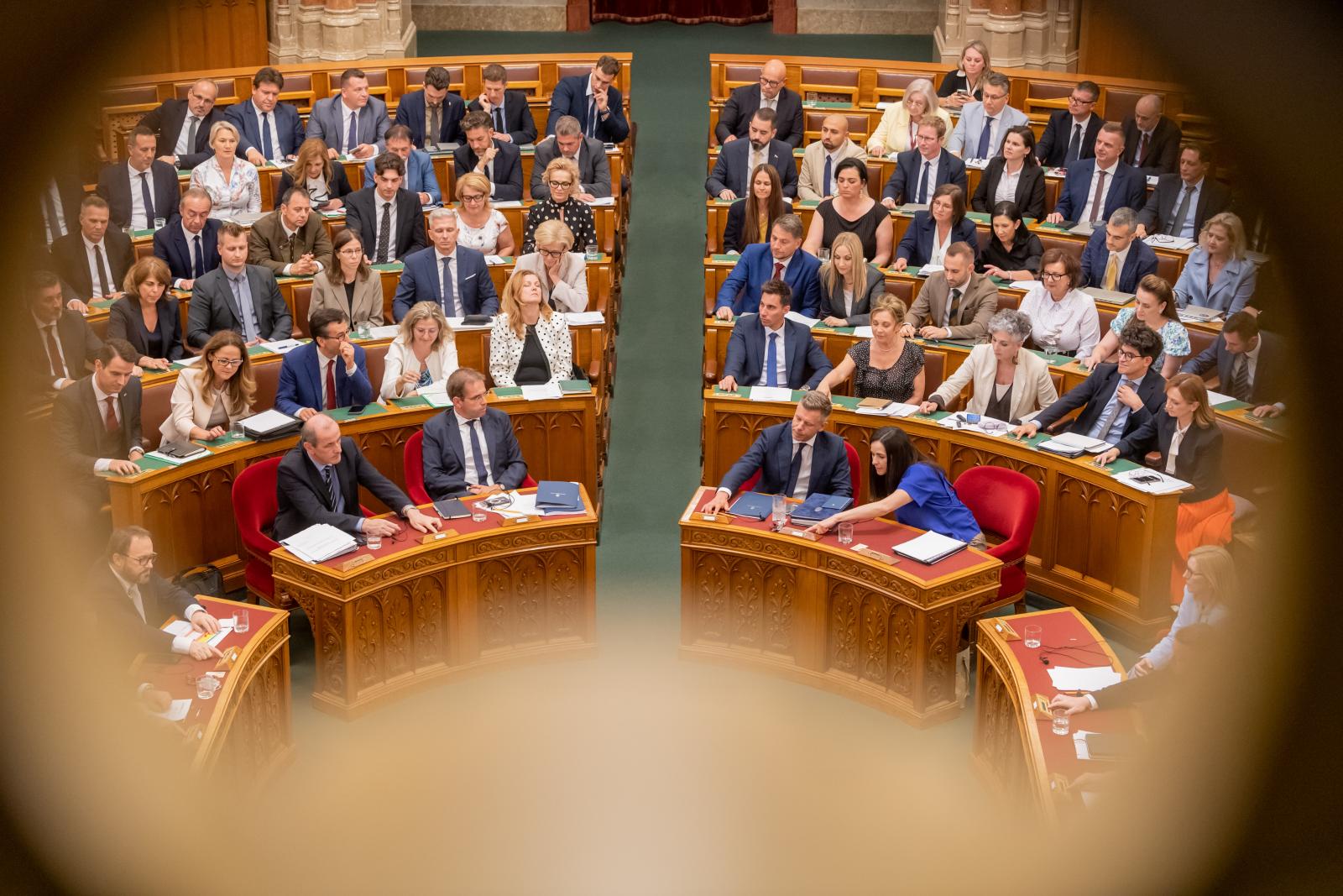 Rohamtempóban teljesíti ígéreteit a Tisza-kormány, de még így is több mint 900 van hátra
