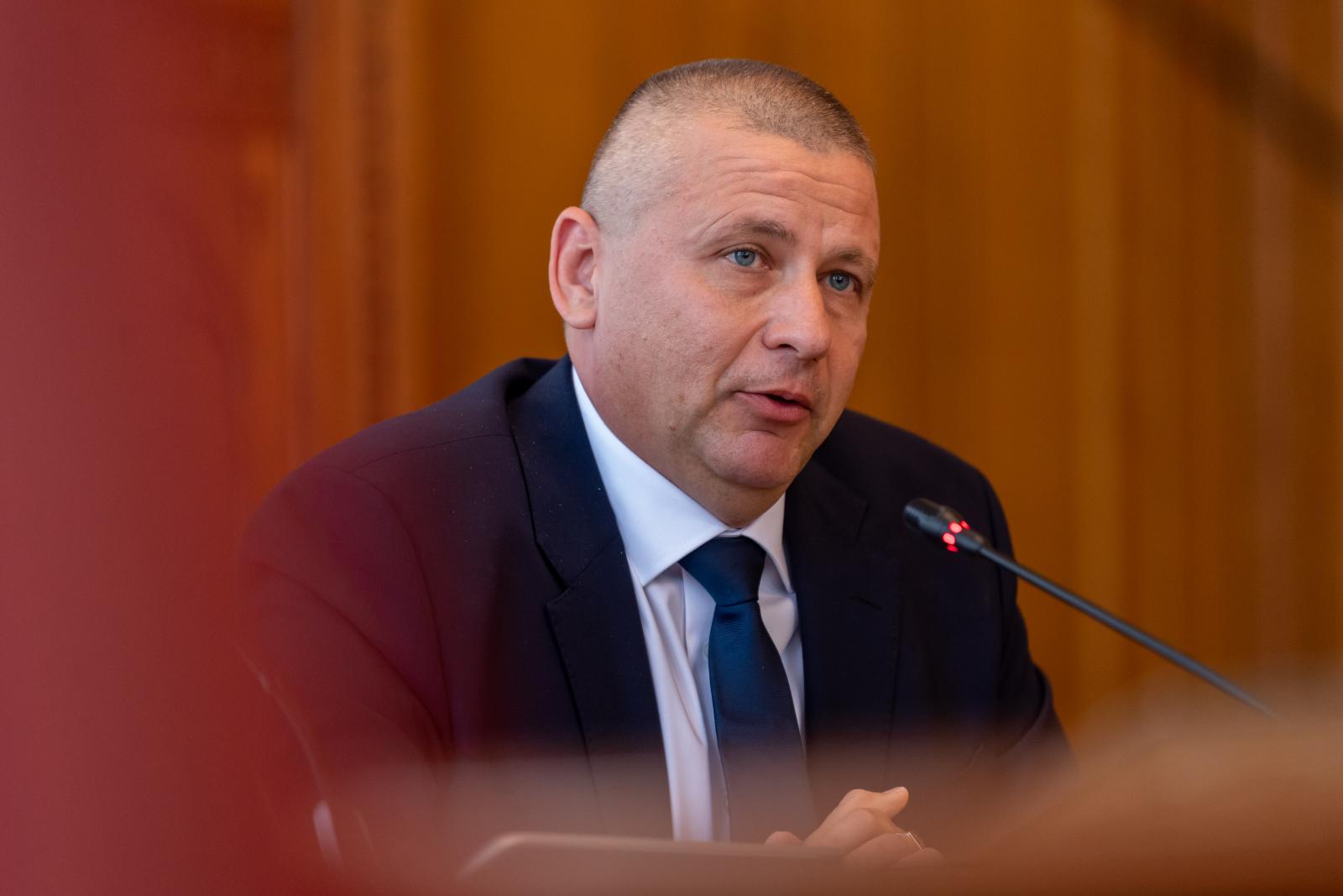Ruszin-Szendi Romulusz feljelentést tett a több mint 800 millió forintos szerződéscsomag miatt, amelyet a HM cége kötött a Balásy-féle kft.-vel