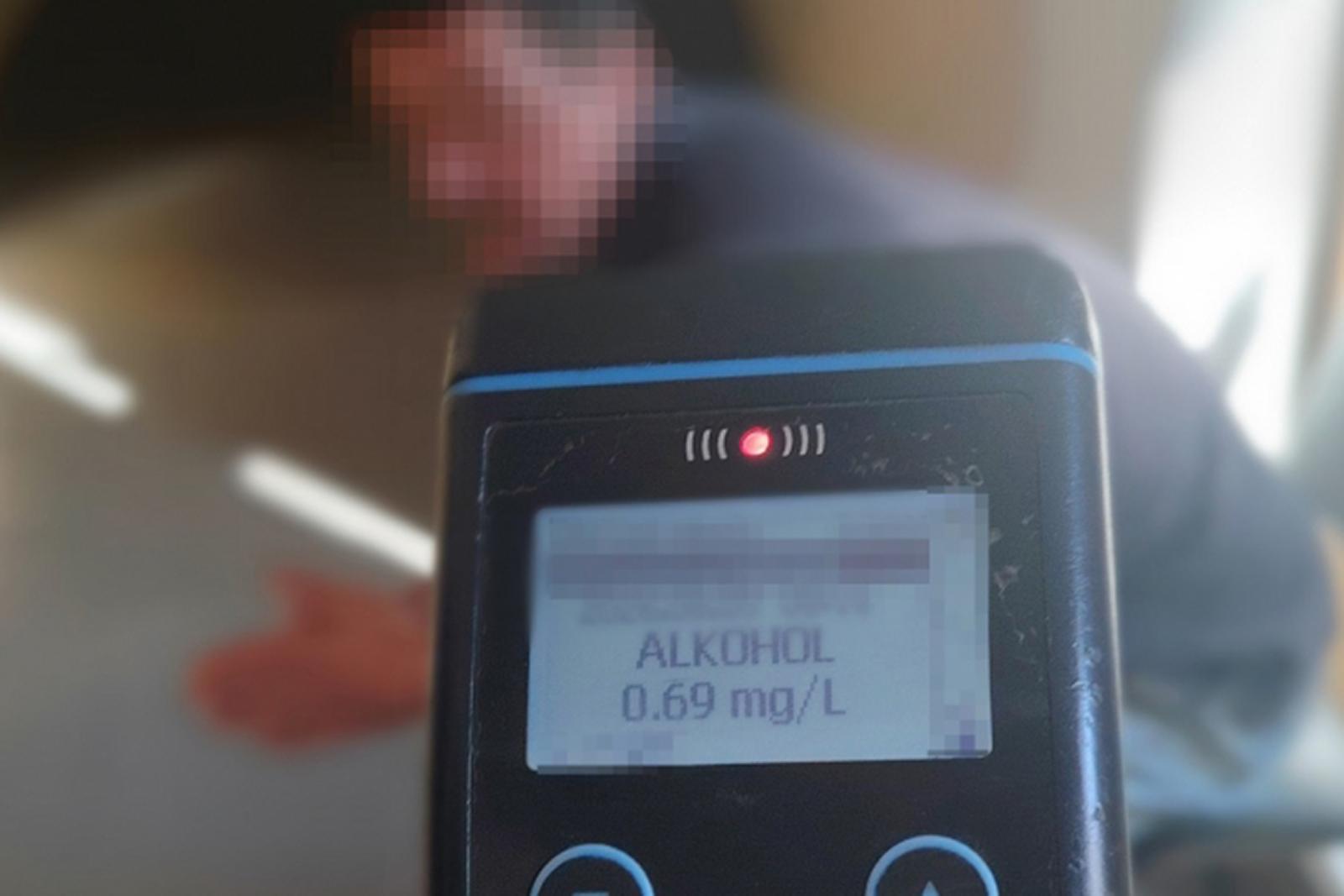 Részegen, autóval ment a rendőrségre egy 39 éves férfi, hogy kihallgassák ittas vezetés miatt