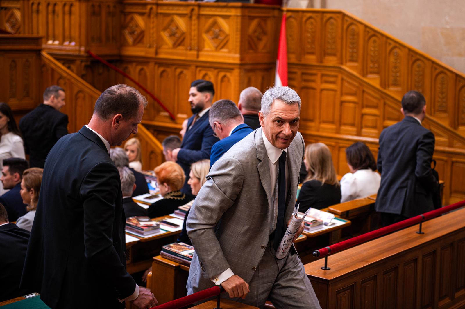 Lázár János csak minimálbért kapott júliusban a hiányzásai miatt
