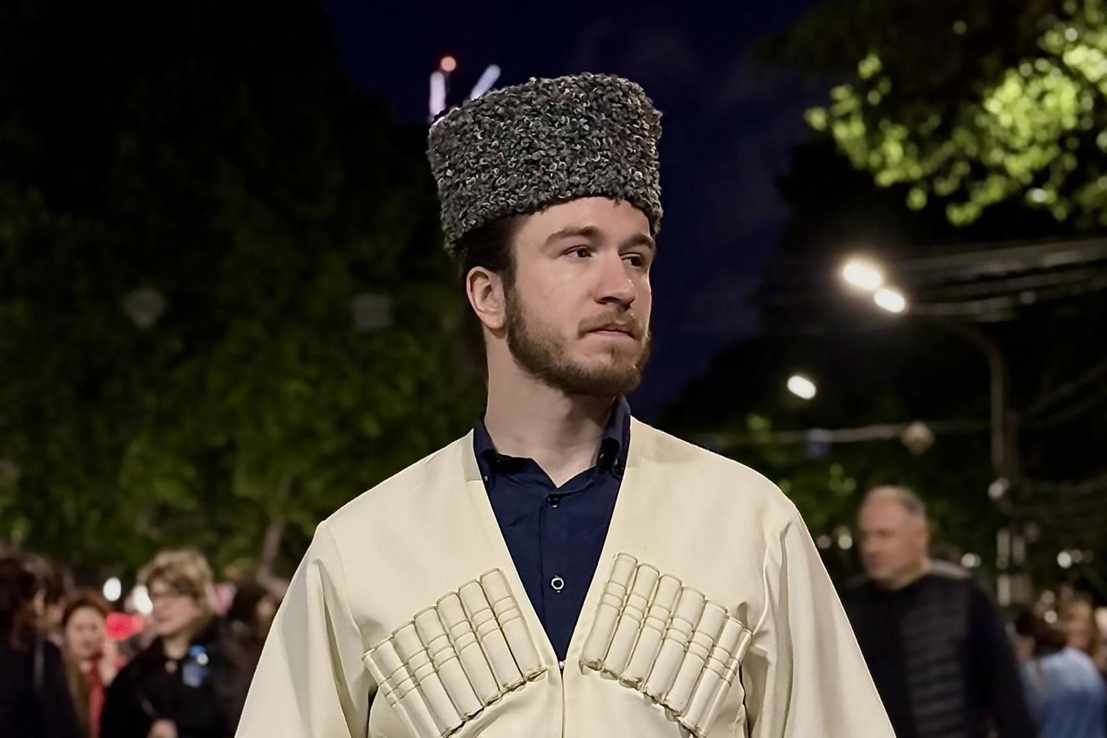 A Fidesz oroszpárti grúz szövetségeseivel szemben kritikus magyar újságírót tartanak fogva Grúziában