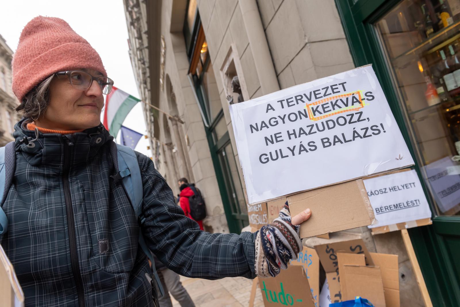 Rengeteg a félelem négy humán kutatóközpontban, sokan azt sem értik, miért lehet még a helyén a HUN-REN vezetése a tízmilliós fizetésekkel
