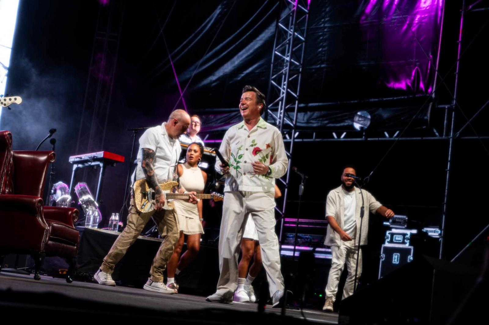 Rick Astley a Népszavának: Szerencsés voltam, olyan pillanatban tűntem fel, amikor a zene az emberek életének a részét képezte