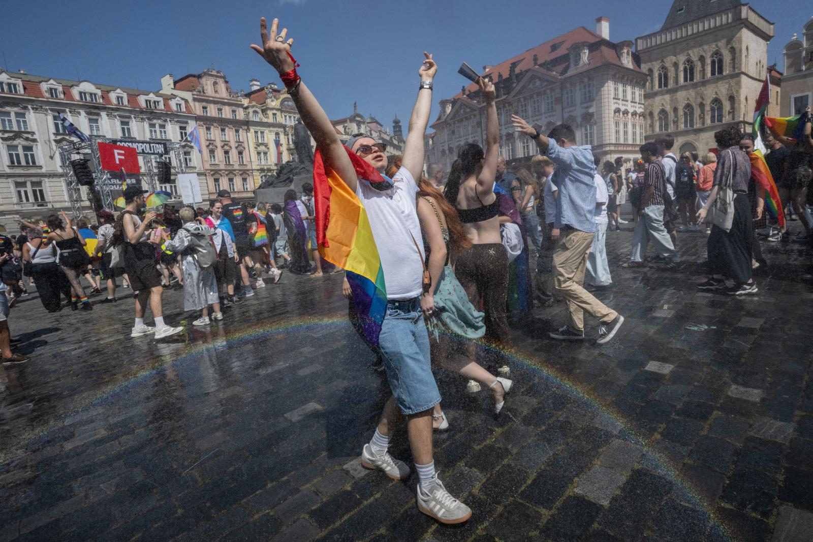Ötvenezer ember vonult fel Prágában, szigorú rendőri védelem mellett tartották a Pride-ot