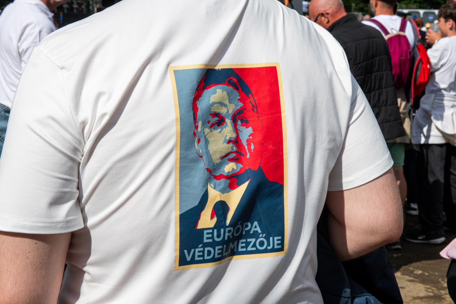 Orbán Viktor egy milliárdossal, Hatvanpuszta főépítészével és a Mol vezérigazgató-helyettesével szórakozott a szerb trombitafesztiválon