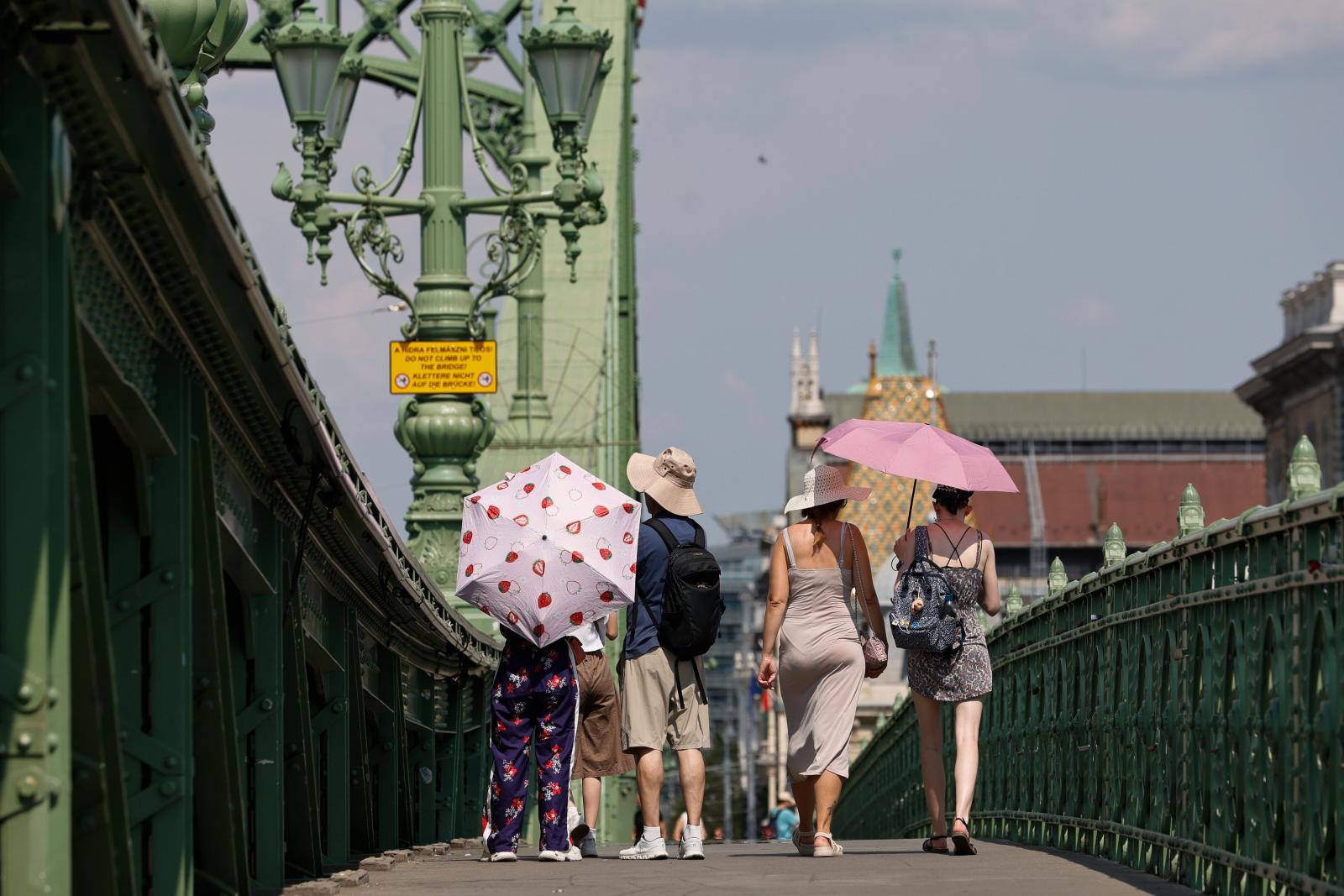 Akár 37 fokot is mérhetük hétfőn, több megyére másodfokú figyelmeztetést adtak ki