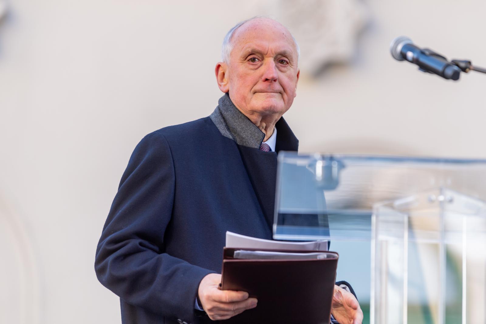 Baka András az egyedüli államfőjelölt, a megválasztásáról kedden 14 órakor szavaznak