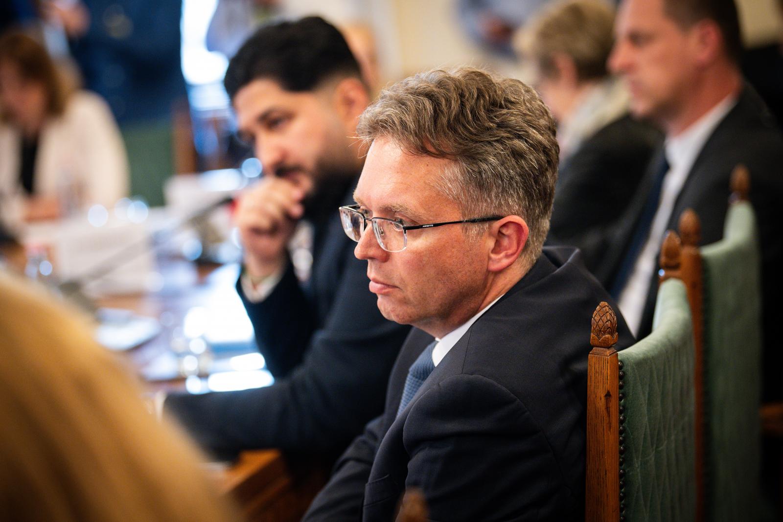 Hankó Balázs pedofilnak titulált egy olyan bábelőadást, amely gyerekeknek segít felismerni a szexuális zaklatást