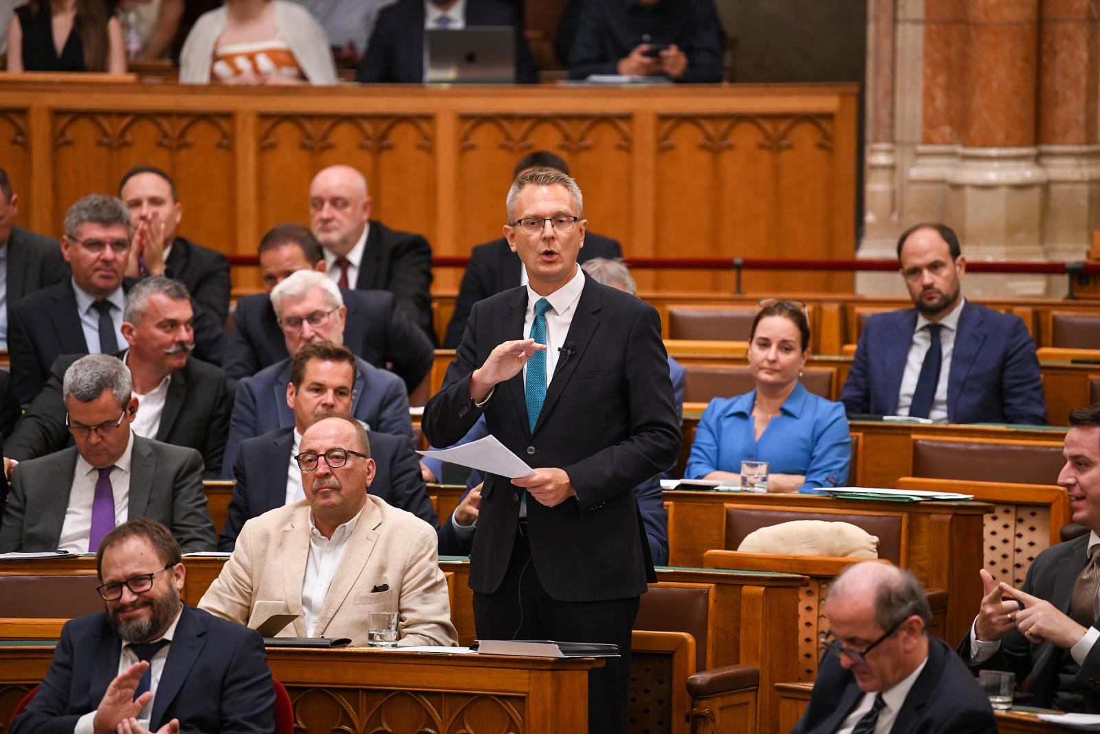 Rétvári Bence az Országgyűlés rendkívüli ülésén augusztus 10-én