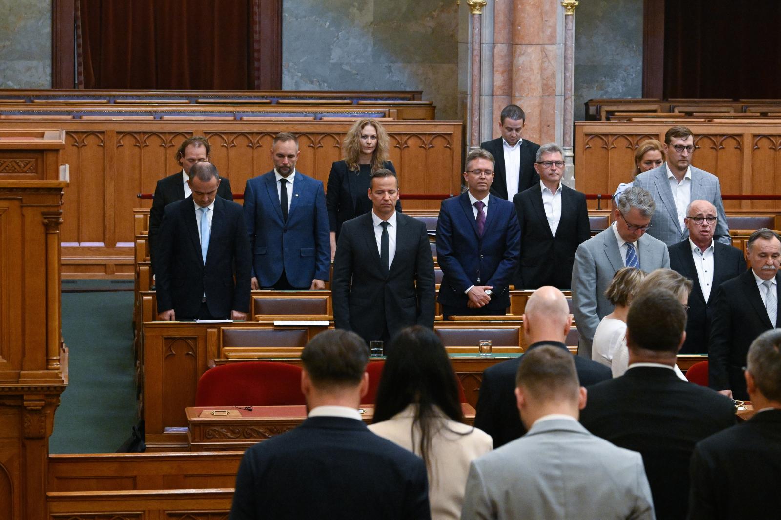 Most felálltak a mi hazánkos képviselők, amikor a roma holokauszt áldozataira emlékezett az Országgyűlés