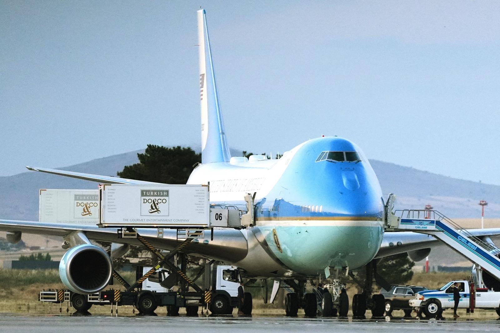 Iráni rakétafenyegetés miatt egy másik repülőre csempészték át Trumpot az ankarai NATO-csúcs után