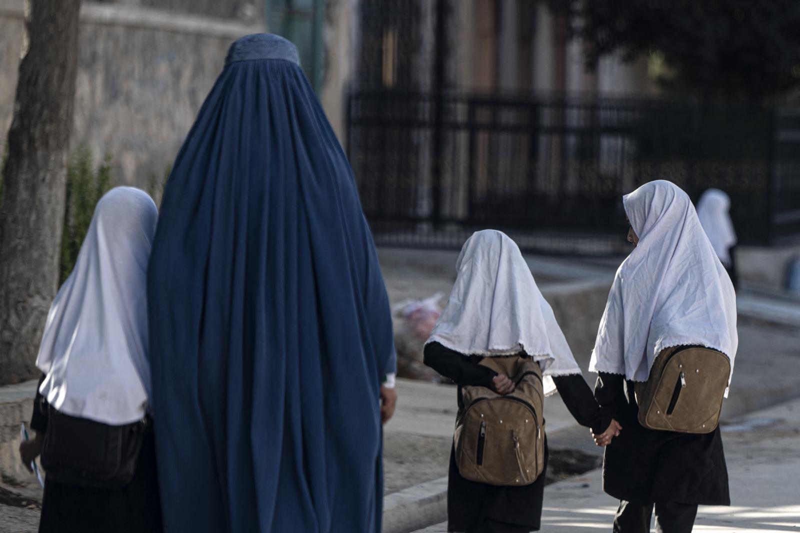 UNESCO: Afghanisztánban már 2,4 millió lány fosztottak meg a középiskolai oktatástól a tálibok újbóli hatalomra kerülése óta