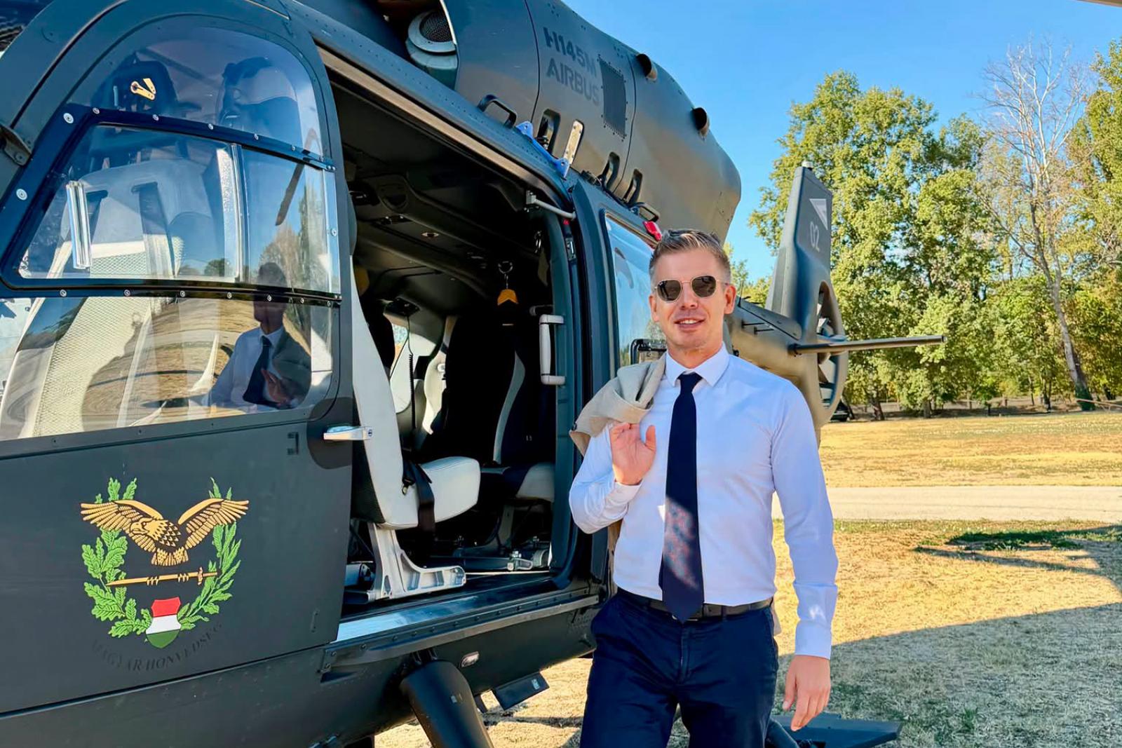 Magyar Péter életében először ült helikopterre