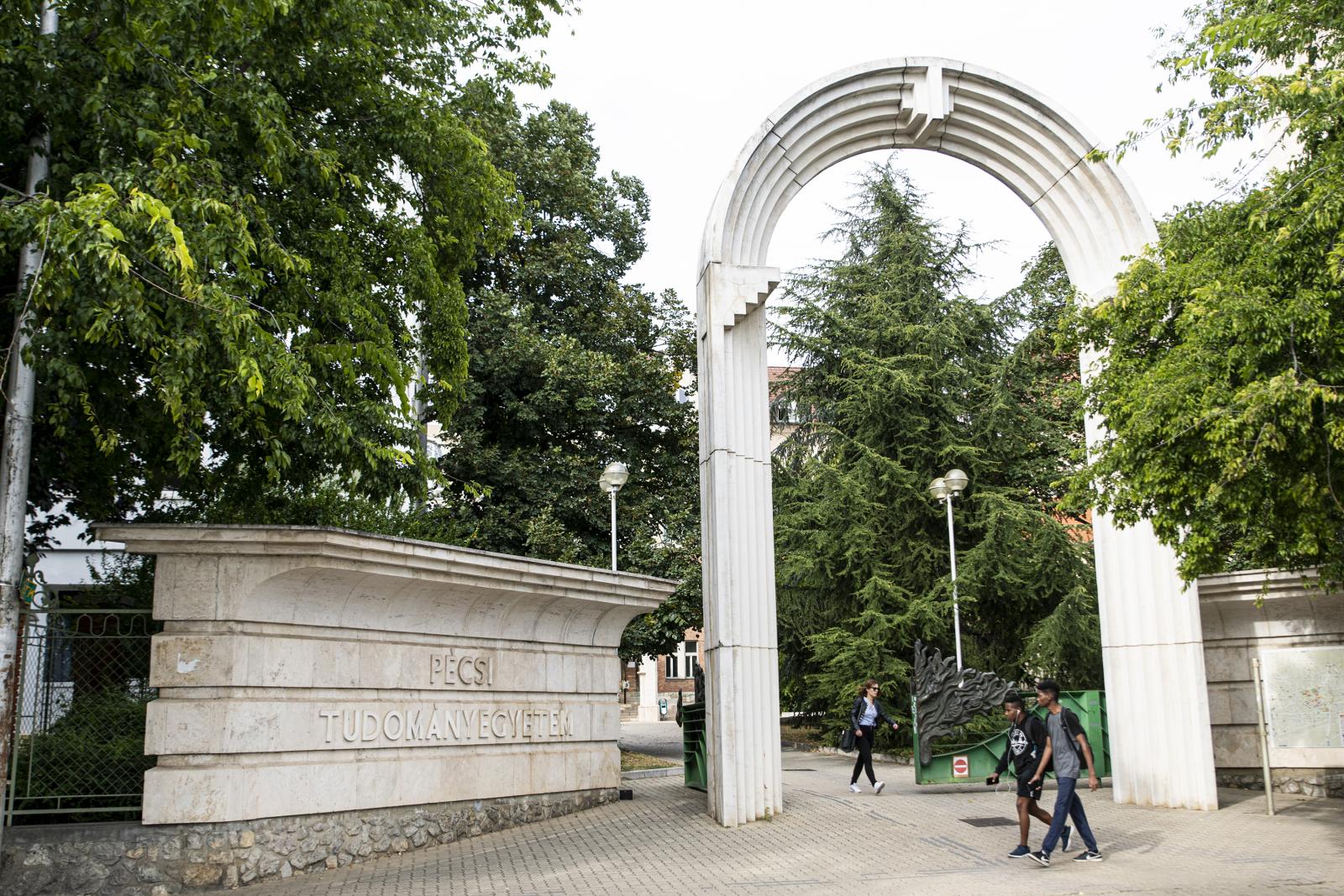 Több mint 70 pályázó 5 posztra: tolonganak a PTE egyéves kuratóriumi tagságáért