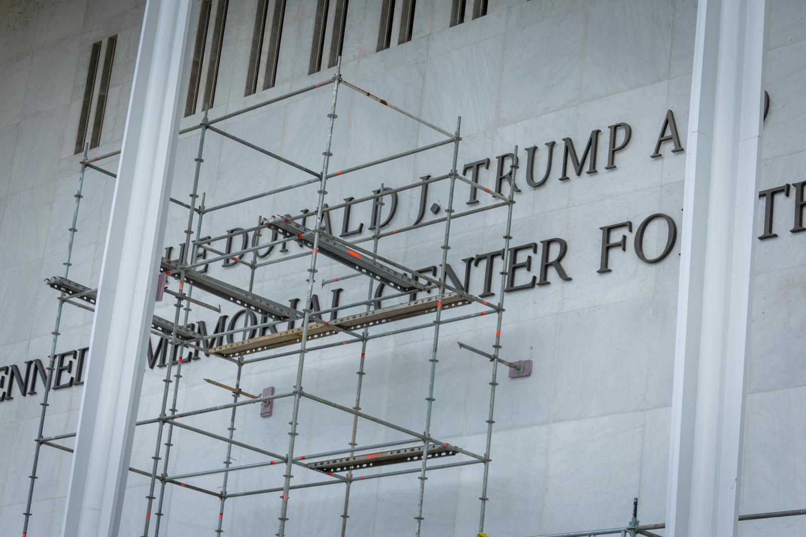 Döntött az igazgatótanács, újra feltüntetik Donald Trump nevét a washingtoni Kennedy Center homlokzatán