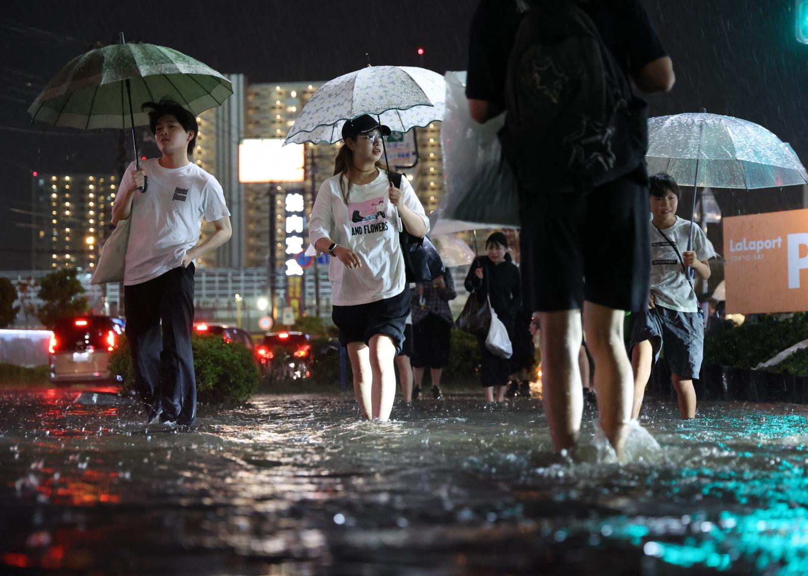 Özönvízszerű eső sújtott le Tokióra, négy ember meghalt a japán főváros keleti részén
