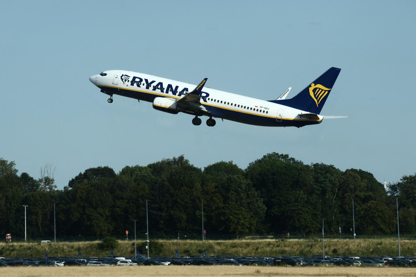 Az előzetes vizsgálati jelentés szerint egy letört alkatrész törte be a Ryanair repülőgépének ablakát