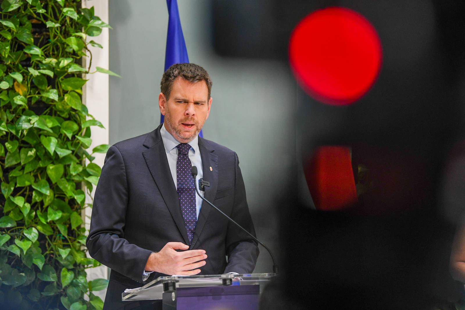 Vitézy Dávid: Háromszor annyiért, rosszabb minőségben üzemeltetné az M6-os Érd és Dunaújváros közötti szakaszát Mészáros Lőrinc és Szíjj László érdekeltsége