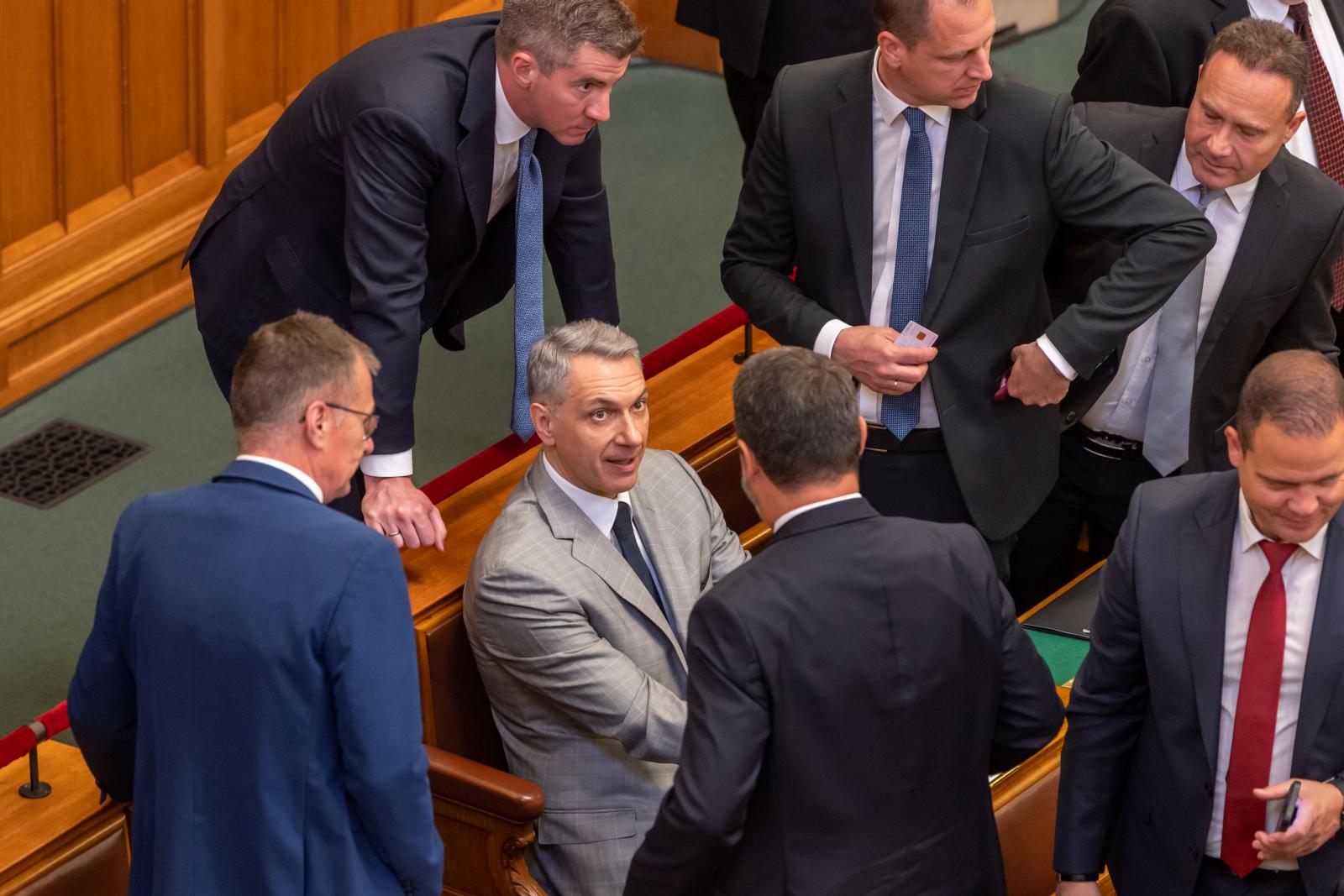 V. Németh Zsolt: Lázár János alkalmi megbízást kapott Orbán Viktortól