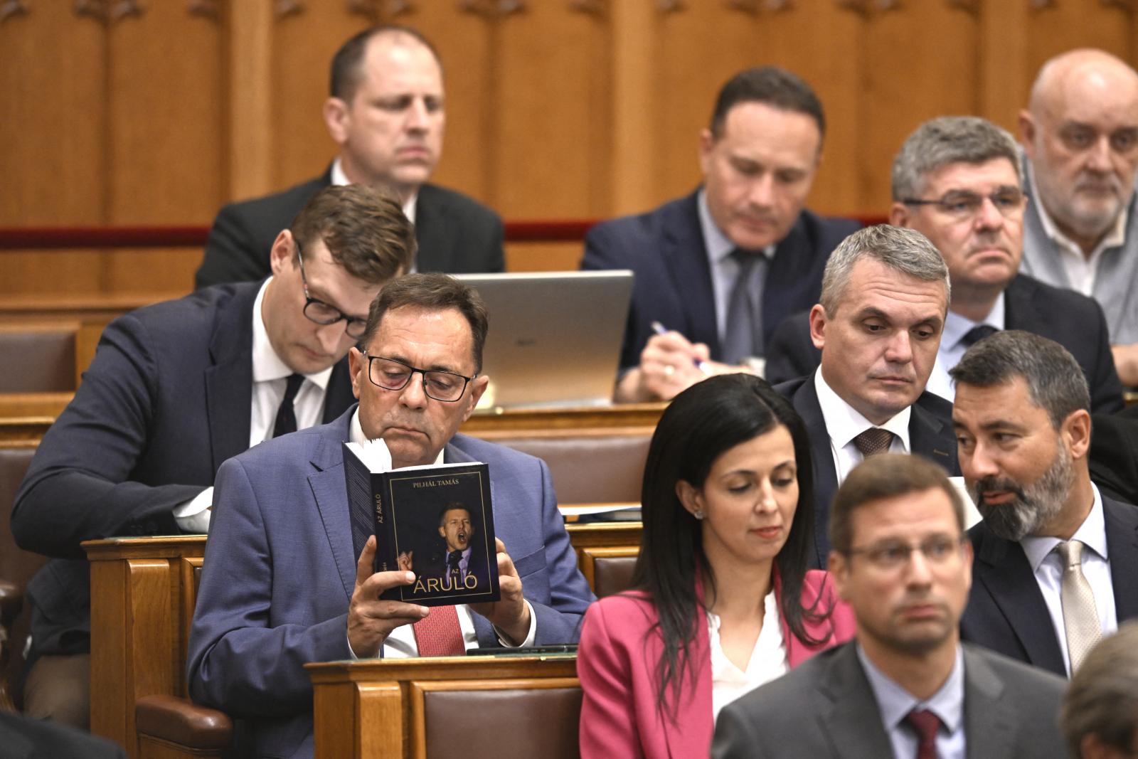 Százezrek követik a Parlament munkáját, a közönség többségét a 25 év feletti férfiak adják