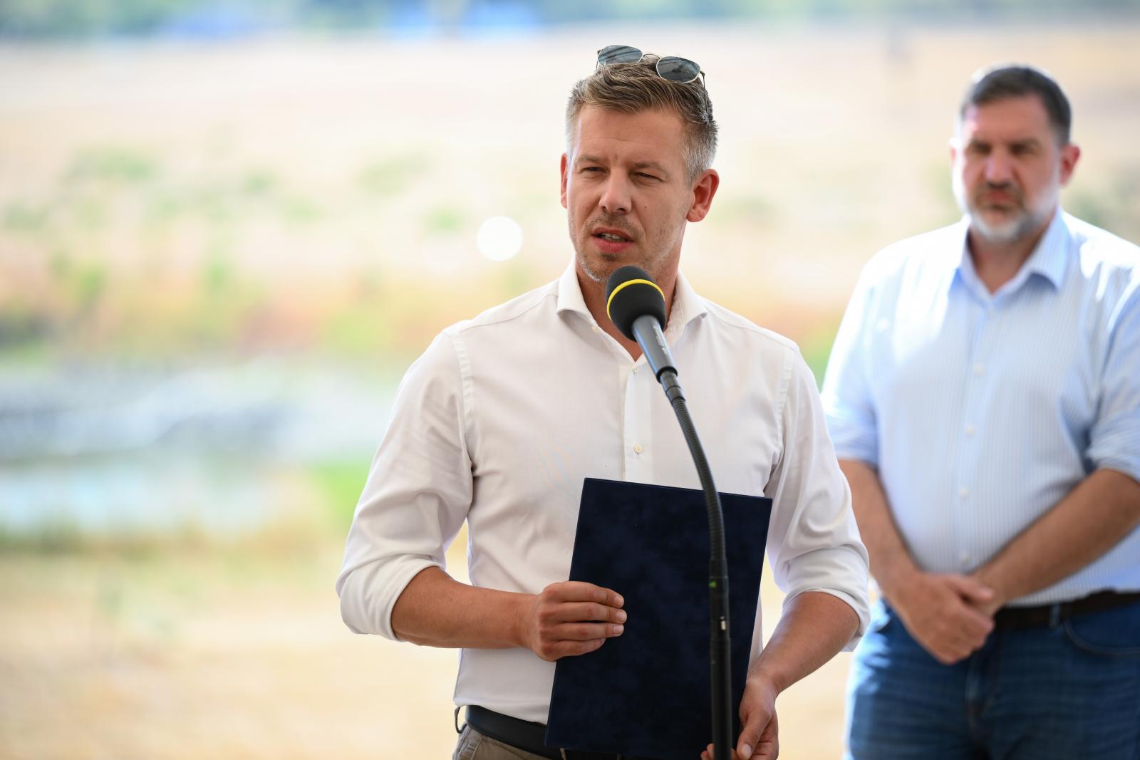 Magyar Péter: Három évtizede nem látott nehézségű munka folyik Paks és Dunaszentbenedek között